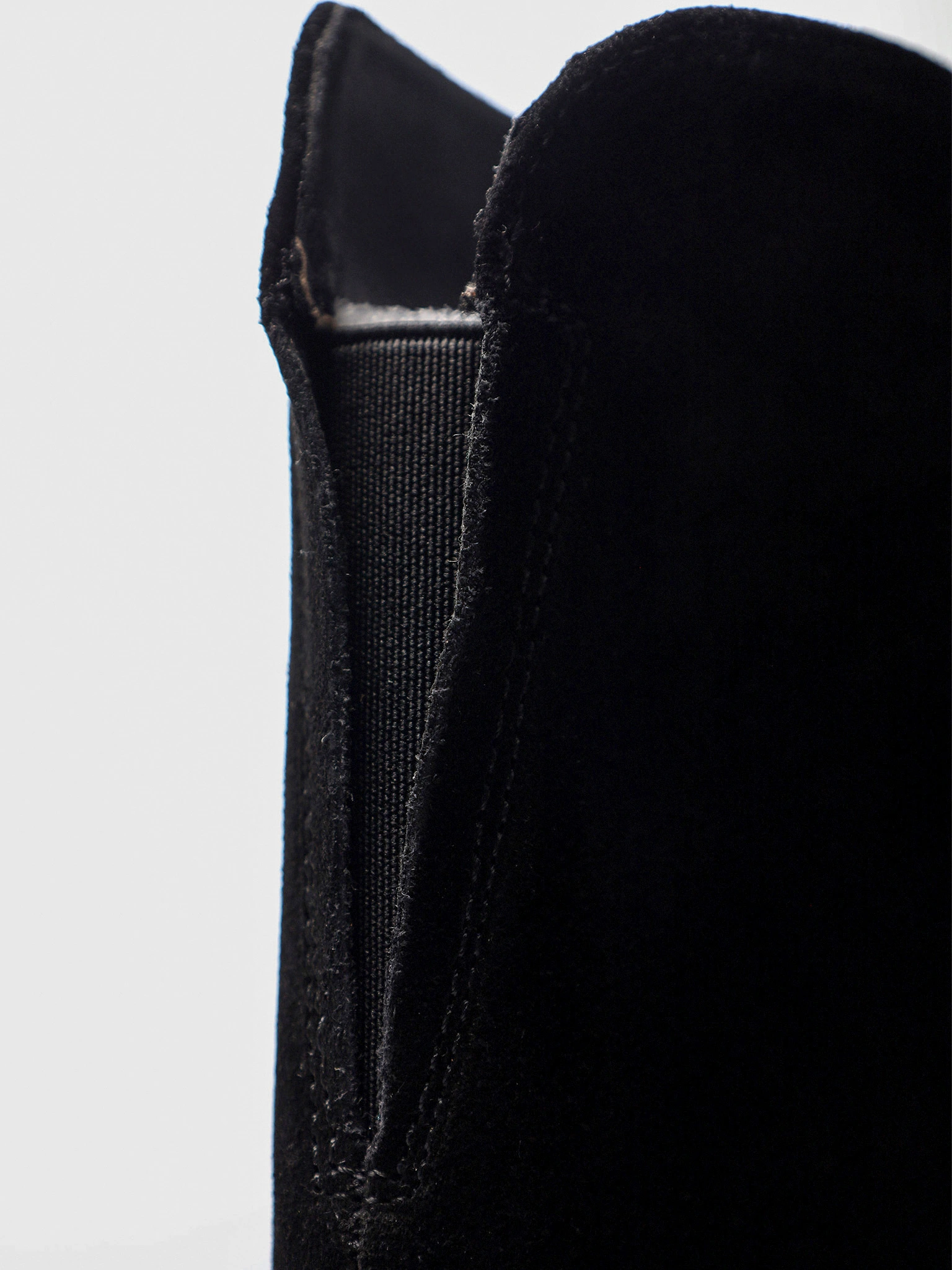 Сапоги черного цвета из натуральной замши на среднем широком каблуке